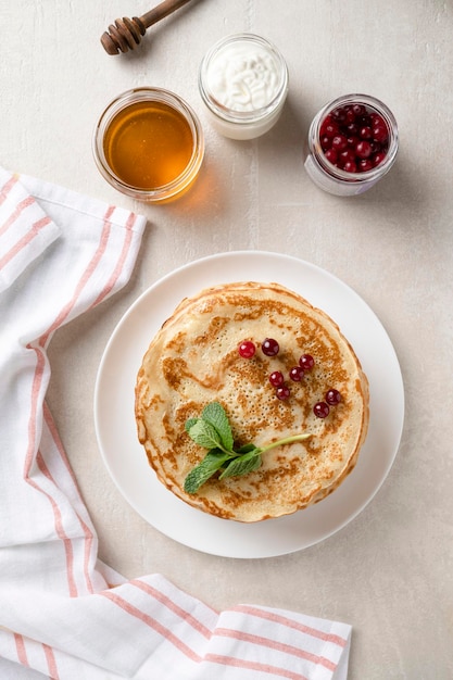 Stapel zelfgemaakte pannenkoeken bovenaanzicht