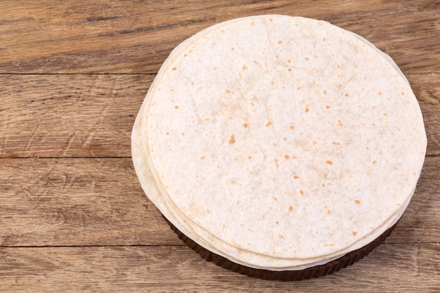 Stapel zelfgemaakte volkoren meel tortilla op houten tafel achtergrond