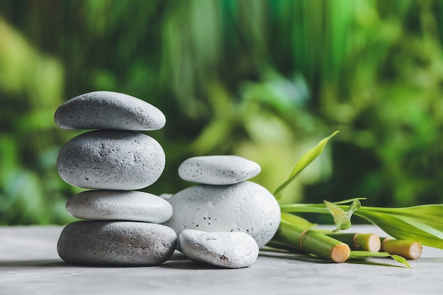 Stapel zen stenen op tafel buiten