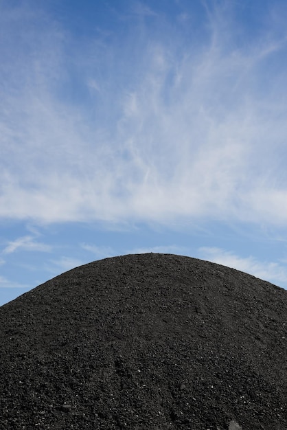 Stapel zwarte kolen buitenshuis Verticale weergave