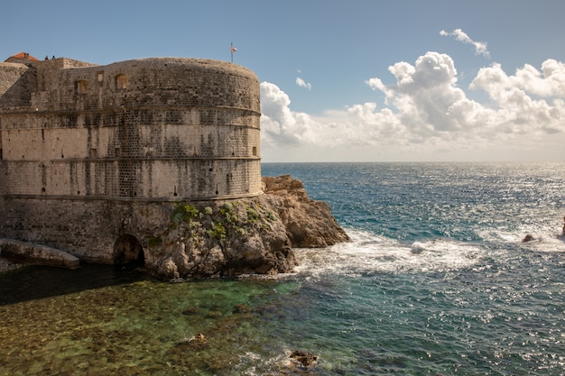 Stapelbaai en de muur van de oude stad van Dubrovnik in Kroatië