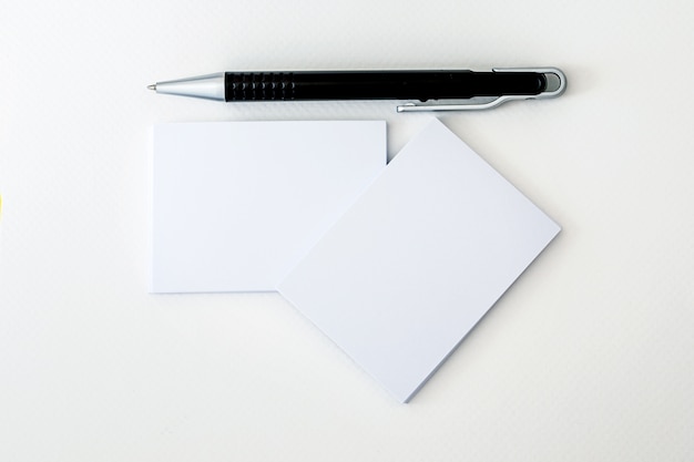 Stapelen van mockup lege witte visitekaartje met elegantie pen op wit papier, sjabloon voor zakelijke branding identiteit