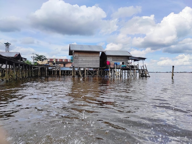 Foto stapelhuis op zee door gebouwen tegen de lucht