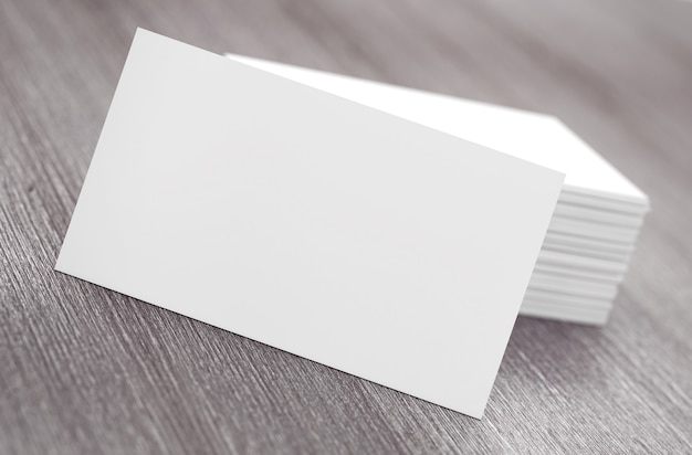 Stapels blanco visitekaartjes op een houten tafel. 3D-rendering
