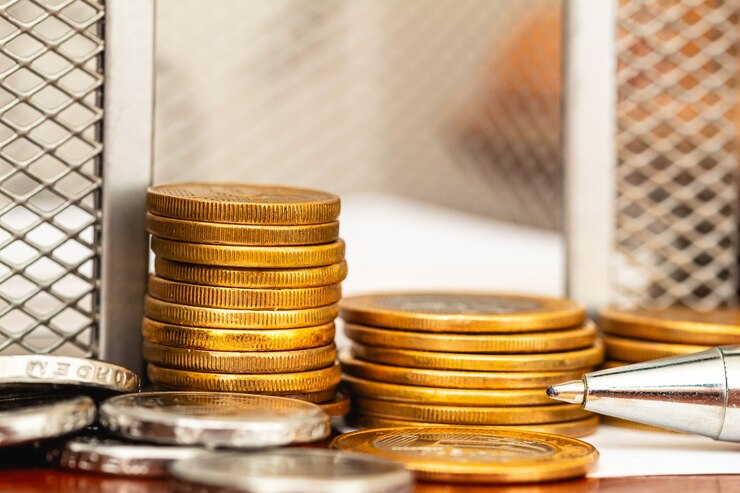 stapels Braziliaanse munten op houten tafel voor het Braziliaanse economie- en financiële concept