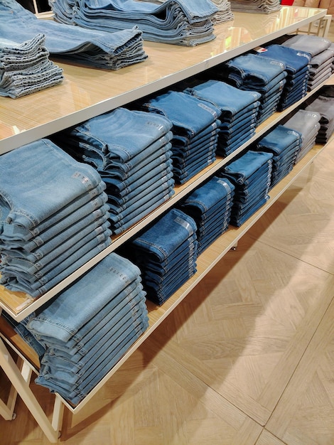 Stapels in perspectief van moderne jeans van verschillende maten en tinten. Ruime keuze jeans
