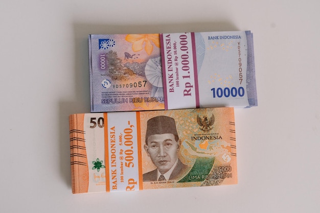 Stapels Indonesische Rupiah-bankbiljetten tonen financiële welvaart