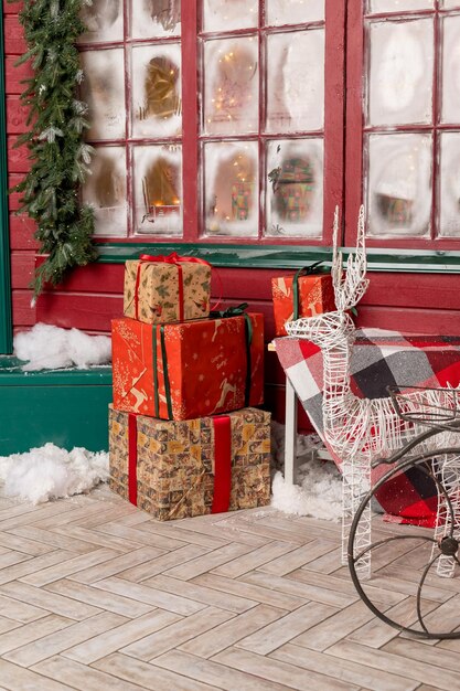 Foto stapels kerstcadeaus kerstvoorbereidingsconcept stapel verschillende kleurrijke dozen voor elk familielid stapel geschenken in heldere feestelijke verpakking