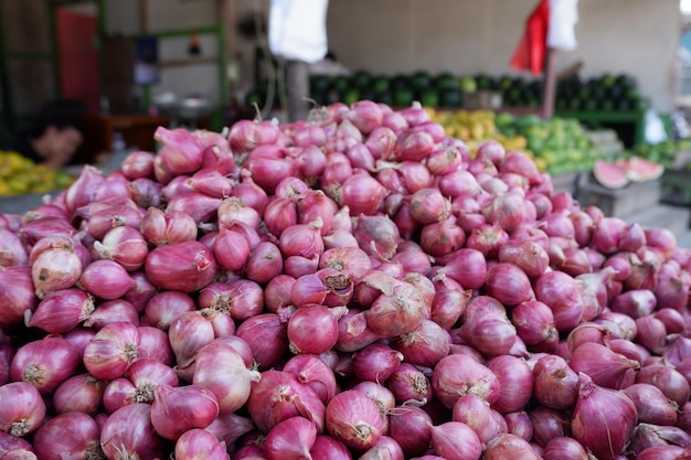 Foto stapels sjalotten die op een traditionele markt te koop worden tentoongesteld