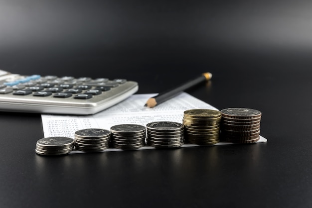 Stapels van munt en en rekenmachine op bankrekening Account voor Business Finance Concept