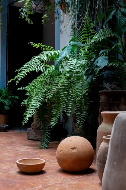Stapels verschillende terracotta potten voor planten te koop bij een tuinwinkel