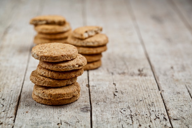 Stapels verse gebakken haverkoekjes op rustieke houten lijst