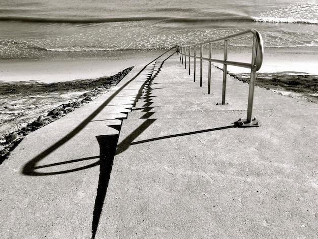 Foto stapjes op het strand op een zonnige dag