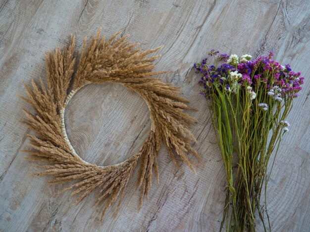 Stappen voor het maken van een herfstdeurkrans van bloemen en planten