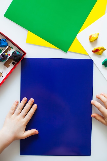 Stapsgewijze instructies voor kinderambachten gemaakt van plasticine