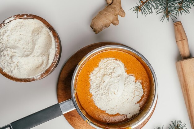 Stapsgewijze tutorial over het bakken van peperkoekkoekjes voor kerstmis. stap 8: voeg bloem beetje bij beetje toe, bovenaanzicht