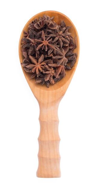 Photo star anise on wooden ladle isolated on white background