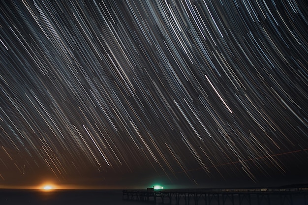 Foto campo stellato contro il cielo notturno