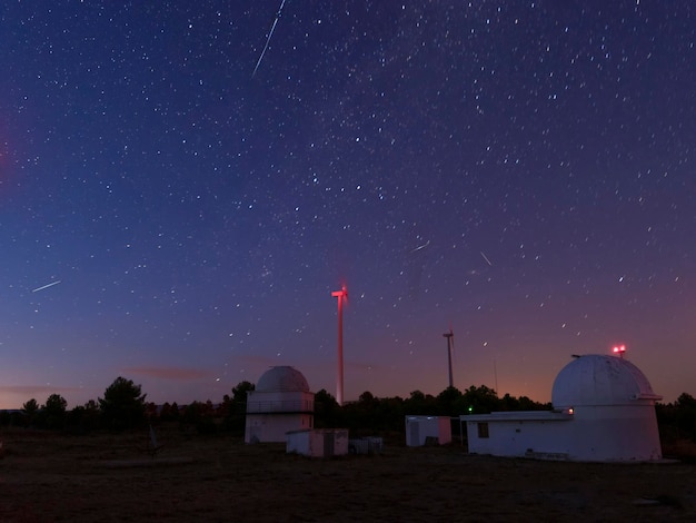 赤い十字の建物の上に星が見える