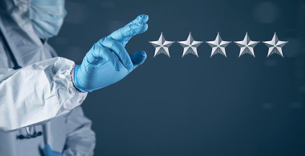 Star rating concept Sterren van het net De dokter klikt op het scherm