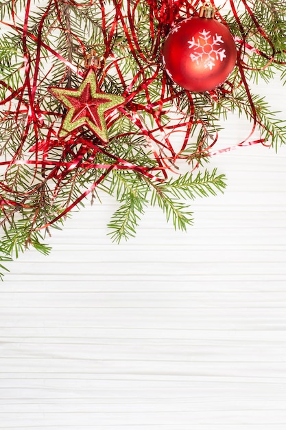 星と赤のクリスマス安物の宝石と白紙の小枝
