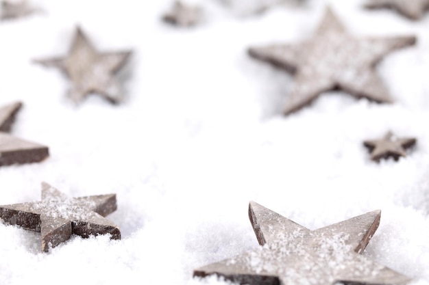 写真 雪の上の星形の装飾