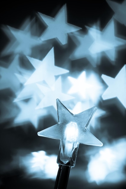 Foto luci di natale a forma di stella dof poco profondo