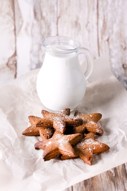 Pan di zenzero a forma di stella. biscotti per babbo natale. colazione in stile rustico.