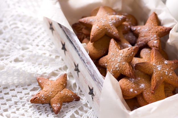 Foto pan di zenzero a forma di stella. biscotti per babbo natale. colazione in stile rustico.