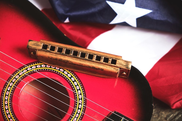 사진 스타 스팽글 배너, 기타 및 하모니카. 아메리카 합중국의 악기와 깃발.