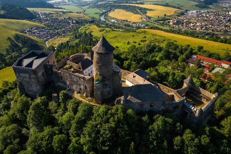 Photo stara lubovna medieval castle and landmark in slovakia drone view