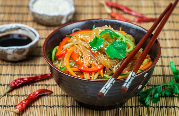 Tagliatelle di amido (riso, patate) con verdure