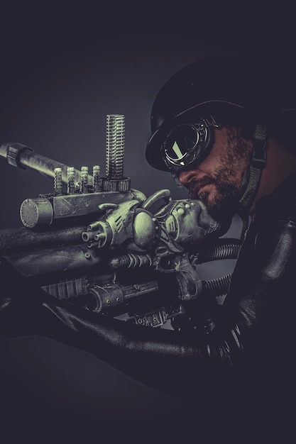 Foto starfighter con enorme fucile al plasma, concept fantasy, casco militare e occhiali da motociclista