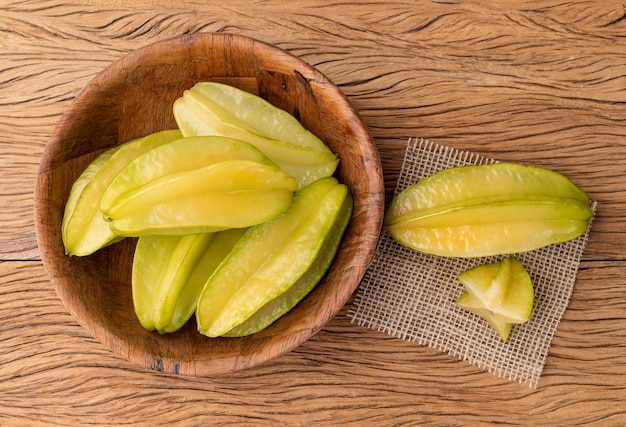 Starfruits in een kom boven houten tafel