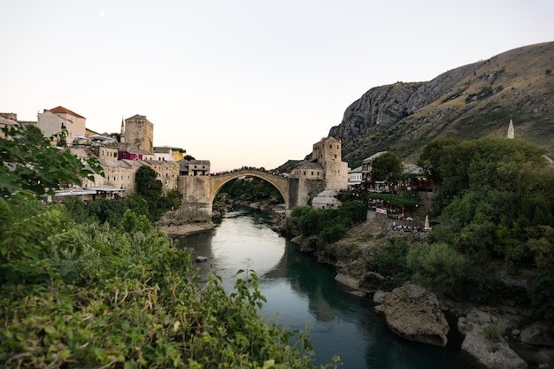 Stari meest over de rivier de Neretva in de stad tegen een heldere hemel bij zonsondergang