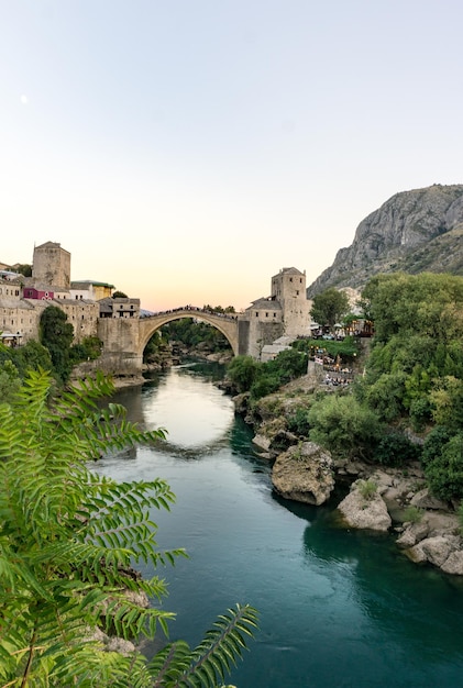 Stari meest over de rivier de Neretva in de stad tegen een heldere hemel bij zonsondergang