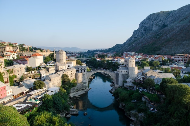 Stari meest over de rivier tegen de lucht in de stad