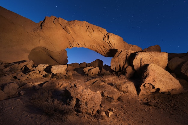 Photo starry night landscape of a volcanic rock arch in tenerife, canary island, spain.