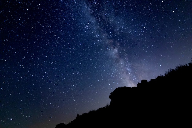 Foto paesaggio notturno stellato