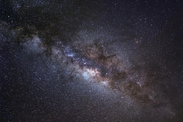 Галактика млечного пути звездного ночного неба со звездами и космической пылью во вселенной