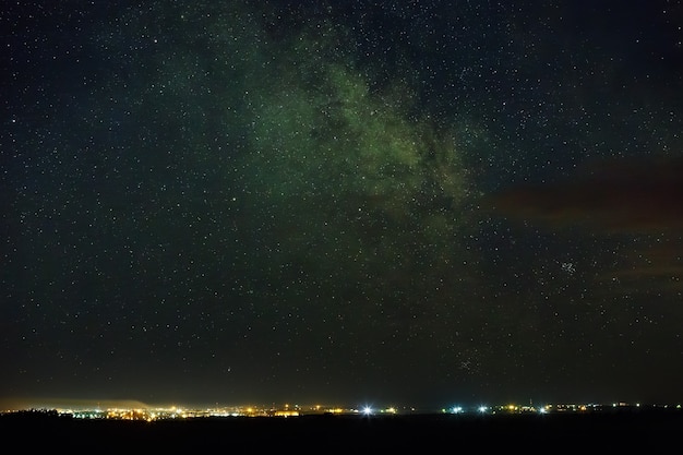 照明付きの街の天の川と星空の夜空