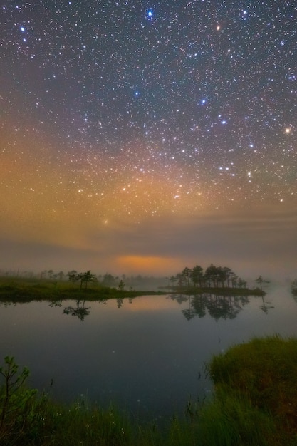 ベラルーシのエリニャ沼での星空の夜