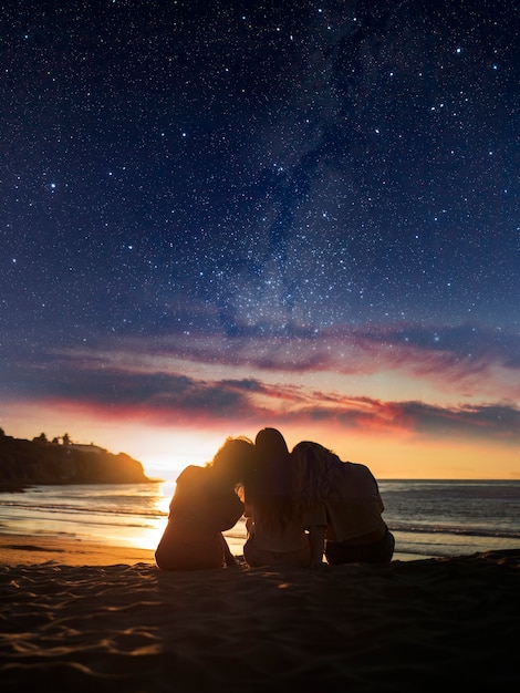 Foto cielo stellato al collage sulla spiaggia