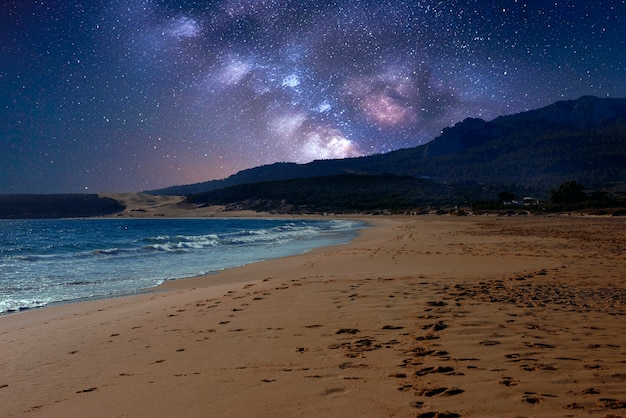 Foto il cielo stellato della spiaggia di notte collage