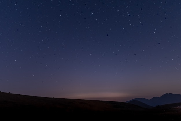 Photo the starry sky at night on the grassland