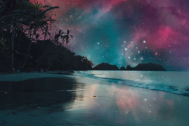 写真 夜のビーチのコラージュの星空