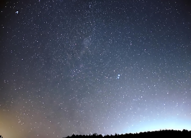 頭上の星空は無数の光で永遠に続くようだ