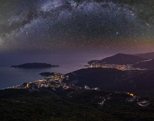 ブドヴァ リビエラ海岸線パノラマ風景モンテネグロ バルカン半島アドリア海ヨーロッパ上の星空の夏の夜山の道路パスの頂上からの眺め