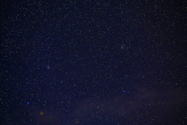 夜の星空を背景にした星。宇宙、銀河、星や星雲のある星座の天体写真