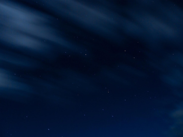 Photo 紺碧の夜空の背景に星と雲